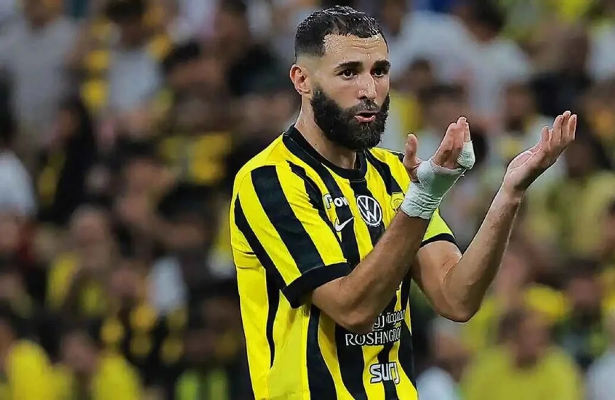 لهذه الأسباب انقلب الهلال على بنزيما فجأة