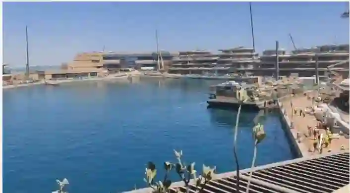 شاهد استكمال واجهات المباني الفخمة في جزيرة سندالة ضمن مشروع نيوم وكيف أصبحت تحفة ملكية فخمة 