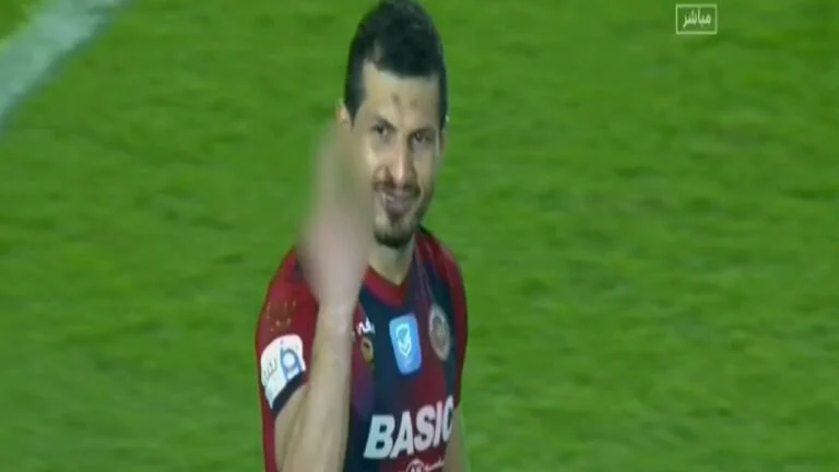 بالفيديو: اشارة خارجة باليد من طارق حامد اثناء مباراة في كأس خادم الحرمين وتفاصيل فسخ عقده والعقوبة التي تنتظره 