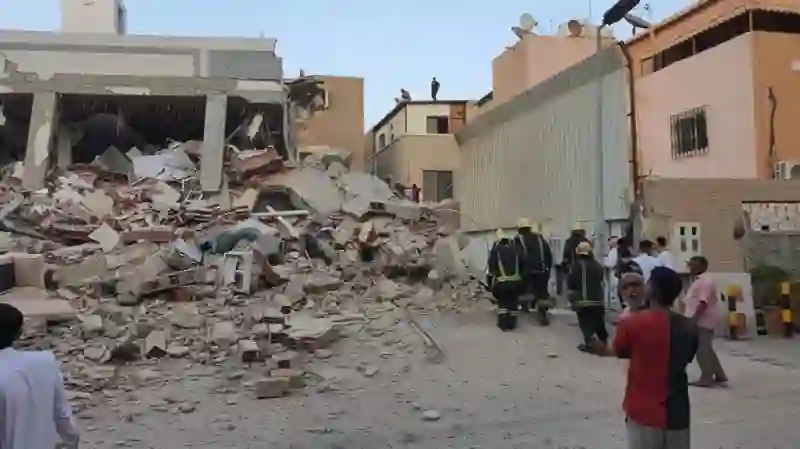 الكشف عن هوية الضحايا في انهيار برج الفيصلية في جدة والدفاع المدني يكشف أخر احصائية للضحايا 