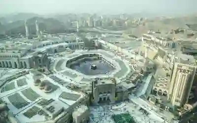 كم المسافة بالسيارة بين خميس مشيط ومكة المكرمة وكم ساعة سفر على الطريق السريع بين مكة وخميس مشيط؟ 
