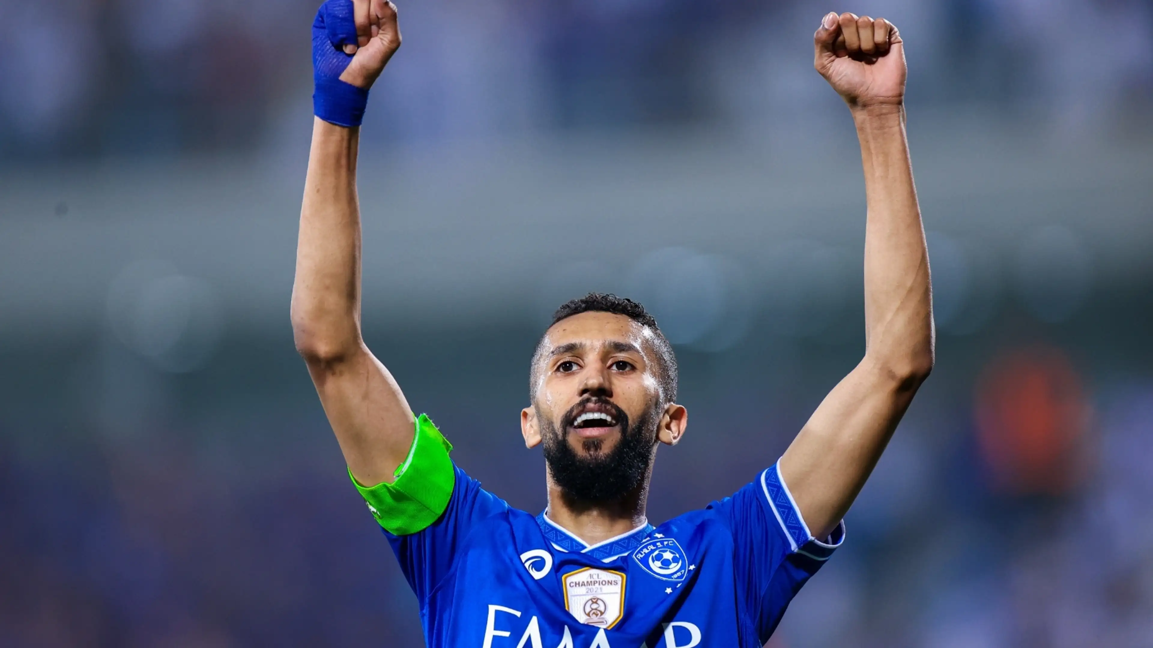 شاهد.. لحظة طرد لاعب الهلال "سلمان الفرج" أمام نساجي الإيراني