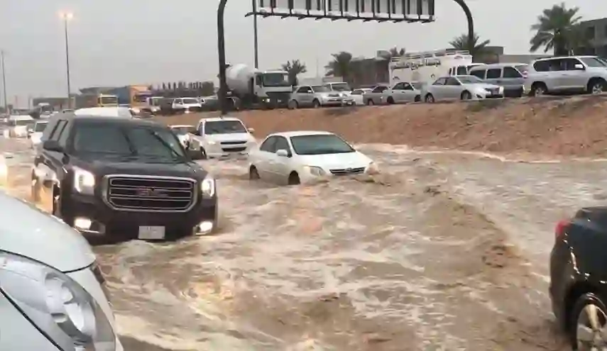 فيديو السيول تجري في شمال الرياض وتقطع الشوارع 