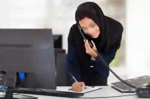 بعد تطبيق النظام الجديد.. عقوبة لمس يد الموظفة في السعودية ولو كان بالغلط 