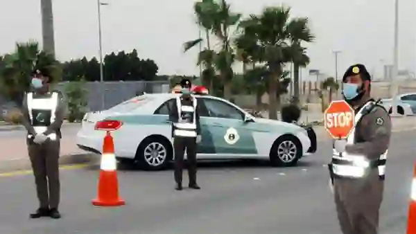 المرور يحدد شروط جديدة لتركيب الداش كام في السيارات وعقوبة بالغرامة والسجن لمن لا يضع هذا التنبيه على قزاز سيارته 