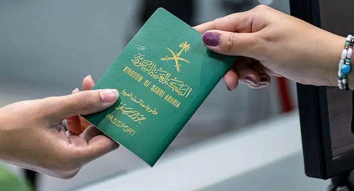خطوة بخطوة دليل تمديد صلاحية تأشيرة خروج وعودة لمقيم في السعودية ورسومها الجديدة في 2024 