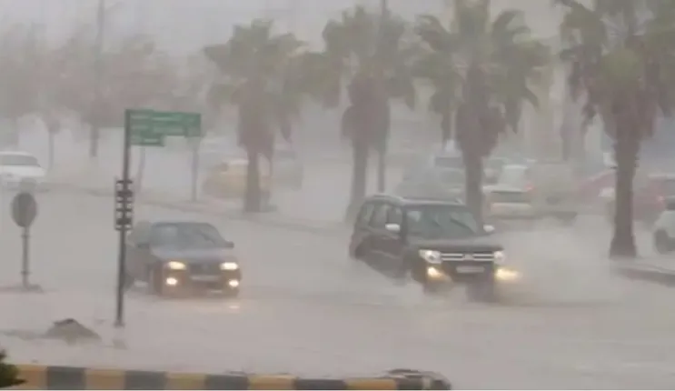 أمطار ورياح قوية على مكة والمدينة وتحذير عاجل لسكان جدة 
