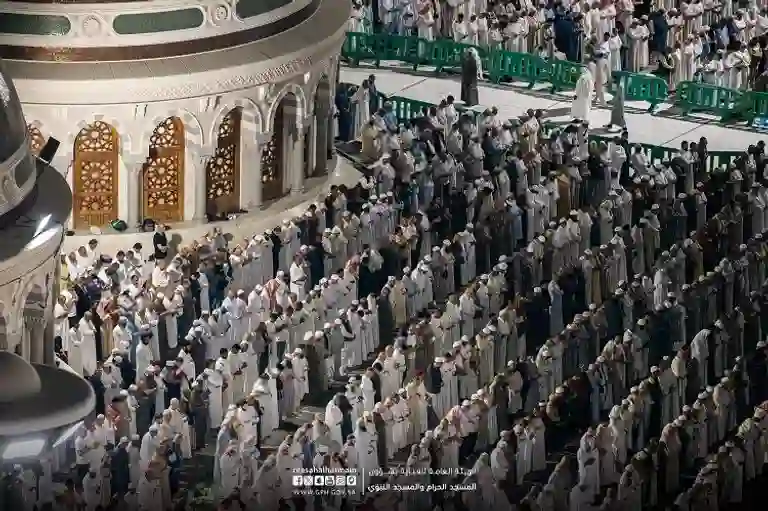 مشاهد تشرح الصدر للملايين يؤدون صلاة التراويح والتهجد في المسجد الحرام والسمجد النبوي في ليلة من رمضان 