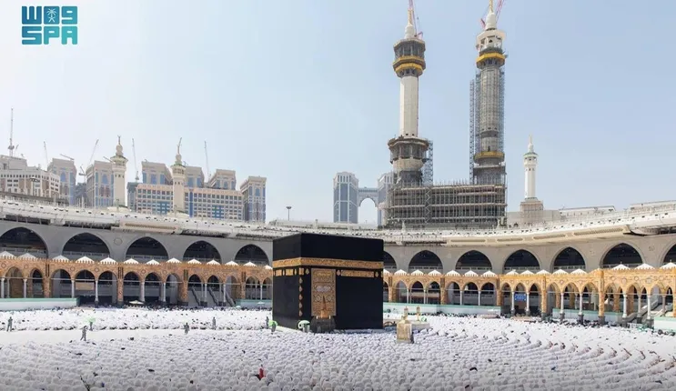 بالفيديو: البرد يغطي شوارع مكة المكرمة 