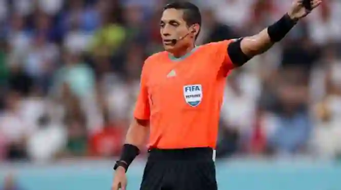 معلومات جديدة عن حكم كلاسيكو الهلال والاتحاد قبل ساعات من انطلاق صافرة البداية تثير مخاوف من هذا الأمر 
