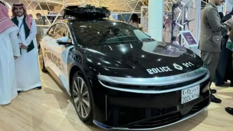 مميزات سيارات دوريات الشرطة الجديدة في الرياض من لوسيد تتعرف على المطلوبين وتصور المخالفات وتراقب الطرقات 