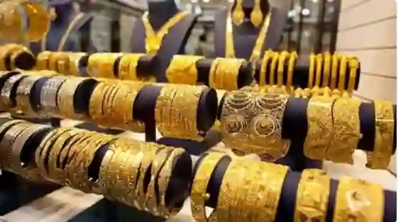جرام الذهب يسجل قفزة جنونية في سوق الذهب السعودي اليوم رغم الانخفاض العالمي وخبير يكشف تاريخ عودة ارتفاع أسعار الذهب في السعودية 