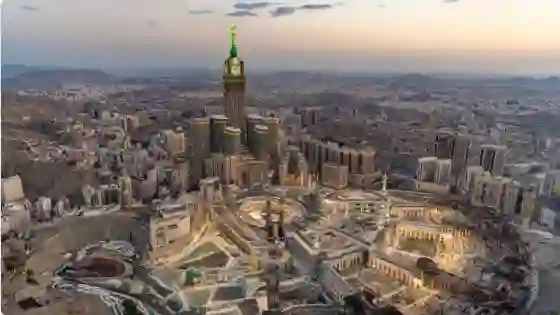 زحام في مطارات الرياض وجدة وسفر آلاف المواطنين والمقيمين في السعودية بأعداد كبيرة لهذه الوجهات 