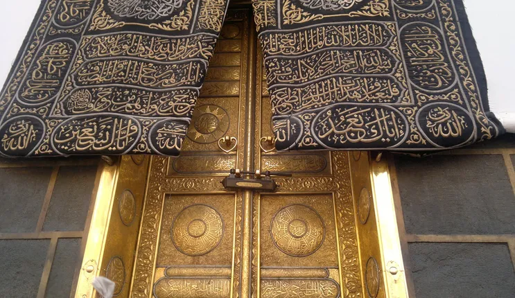 لماذا تم تغطية الكعبة المشرفة بالكامل اليوم؟ ومتى يتم اعداتها؟ 