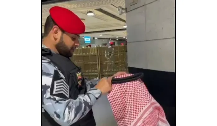 فيديو رجل أمن في المسجد الحرام يصلح الغترة والشماغ لطفل أثناء صلاة العيد يجتاح التواصل في المملكة بسبب طريقة شكر الطفل لرجل الأمن 