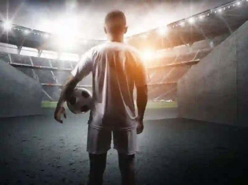 لاعب في المنتخب يطرد أمه وأخته من بيته في نص الليل ليرضي زوجته 