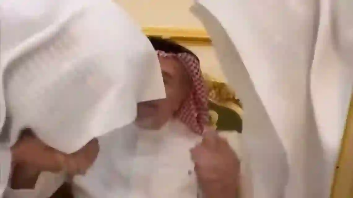 فيديو السديس وماهر المعيقلي ينحنيان لتقبيل يد خطاط المصحف عثمان طه 