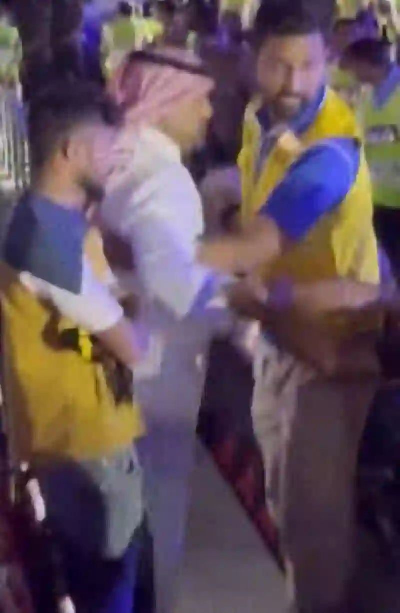 الكشف عن هوية وجنسية المشجع الذي جلد حمد الله بالصوت في نهائي السوبر 