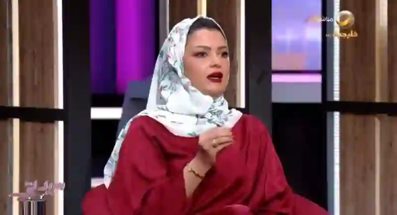 فيديو راكب على متن طائرة يضع مضيفة سعودية في موقف محرج جداً 