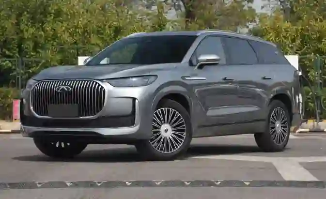 مراجعة سيارة تيجو ٩ موديل 2025 فئاتها ومميزاتها وعيوبها واستهلاك البنزين فيها وسعرها في السعودية