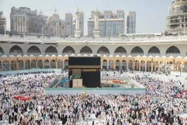 ما هي أعمال الصيانة التي تجري حالياً في الكعبة المشرفة بأمر من خادم الحرمين الشريفين؟ 