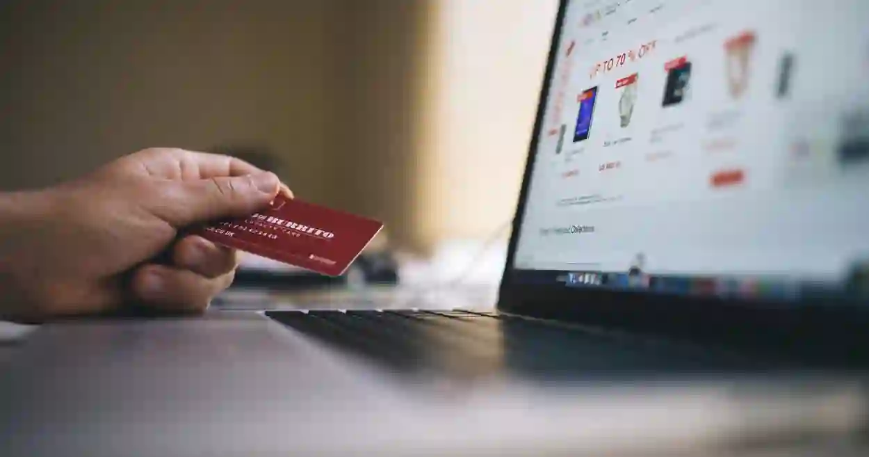 السعودية تصدر قرارات هامة حول احتساب رسوم إضافية عند الدفع في نقاط البيع بهذا النوع من البطاقات البنكية  