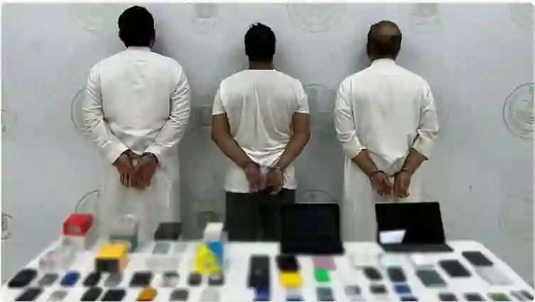 شرطة الرياض تبدأ القبض على المقيمين بسبب هذا الخطأ عند تحويل الاموال الى خارج المملكة 
