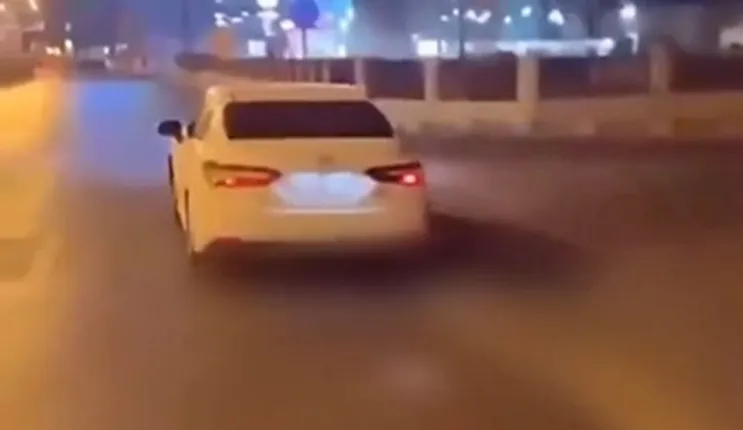 فيديو مواطن يترك سيارته تسير بدون سائق على الطريق حتى وقعت الكارثة 