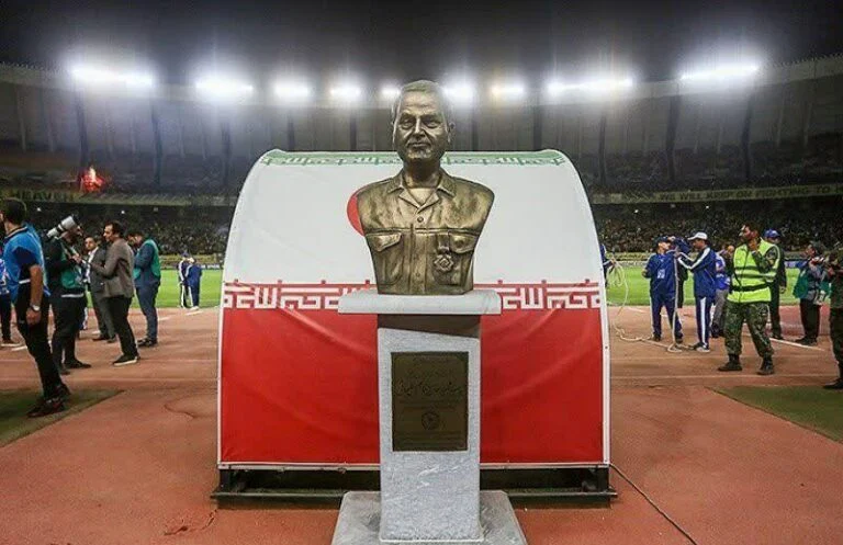 سابهان الايراني يزيل تمثال قاسم سليمان قبل وصول الهلال للملعب 