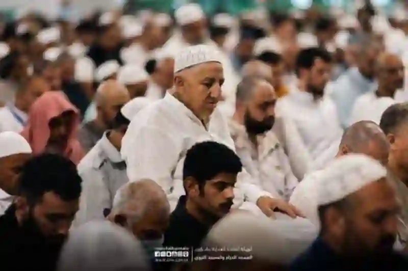 صلاة التراويح في المسجد الحرام في رمضان تظهر في مشهد مهيب ولم يبقى أي مكان داخل وخارج الحرم من كثرت المصلين والمعتمرين 