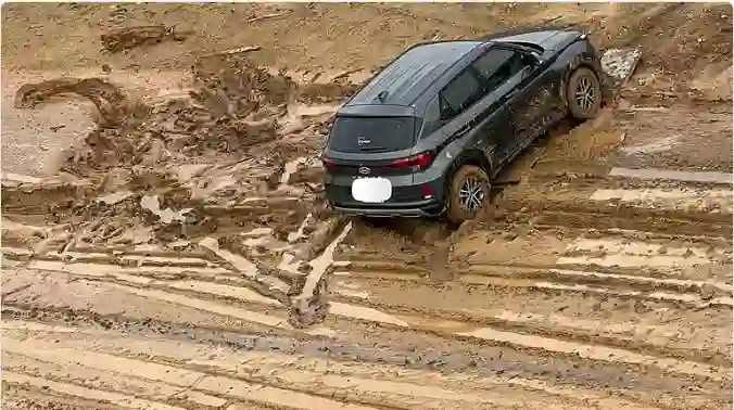 انقطاع الطرقات والمواصلات وعزلة كاملة على هذه الأحياء في جدة بسبب الأمطار 