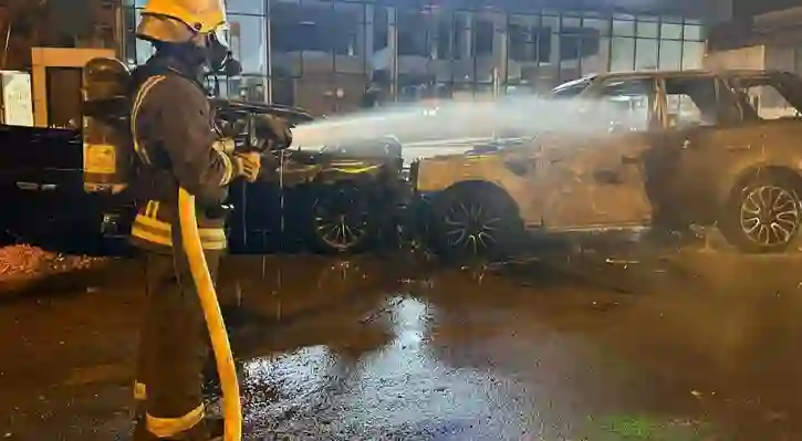 فيديو مرعب لتصادم عنيف بين سيارتين في الرياض يسبب انفجار واشتعال النيران فيها 