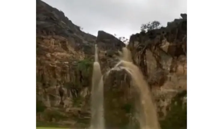فيديو رهيب لعودة تدفق السيول والعيون في الدهناء في عسير بعد سنوات من الجفاف 