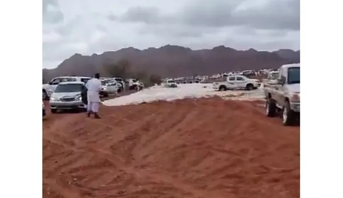 فيديو مرعب للسيول الجارفة تجتاح شوارع حائل 