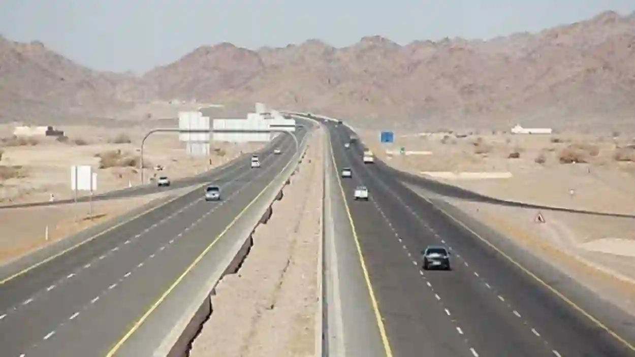 كم ساعة سفر على طريق الدمام - المدينة المنورة؟ وكم السرعة القصوى المسموح بها على طريق المدينة المنورة - الدمام؟ 