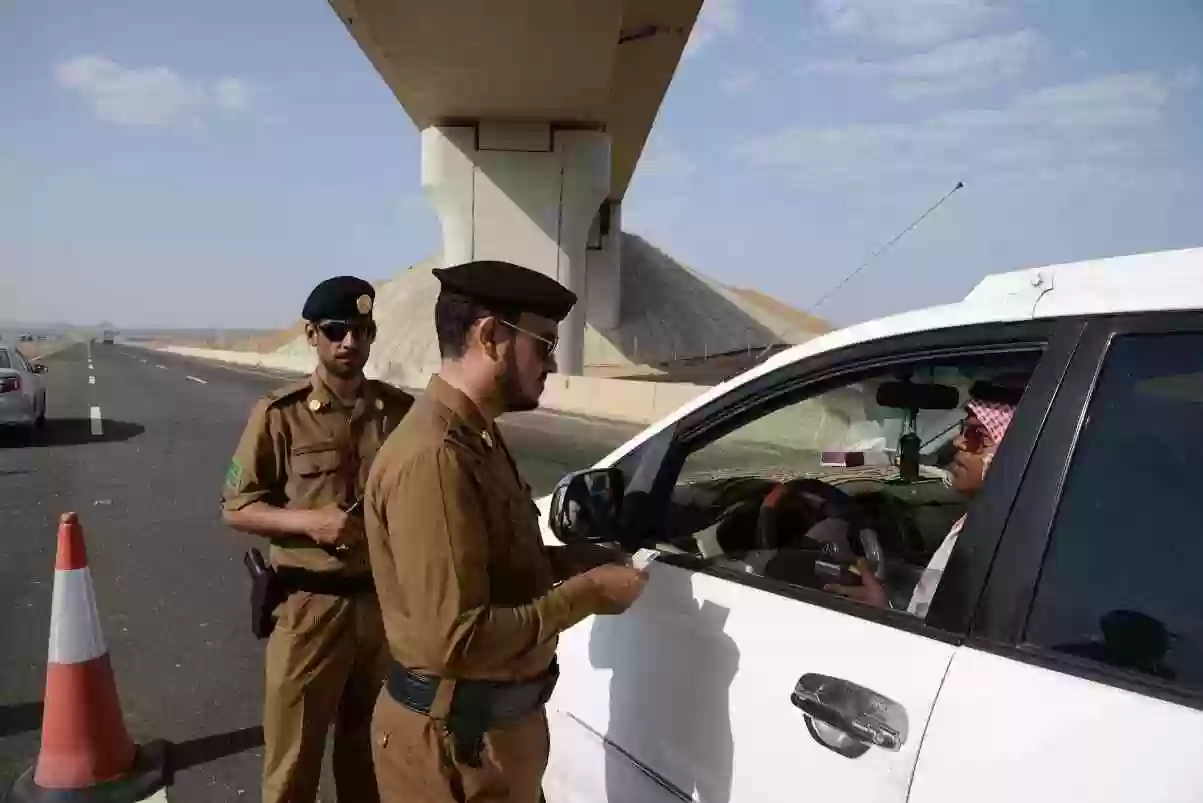 عديت الاشارة الحمراء ثم تراجعت للخلف هل تحسب مخالفة وكم قيمتها؟ المرور يجيب بالتفصيل 