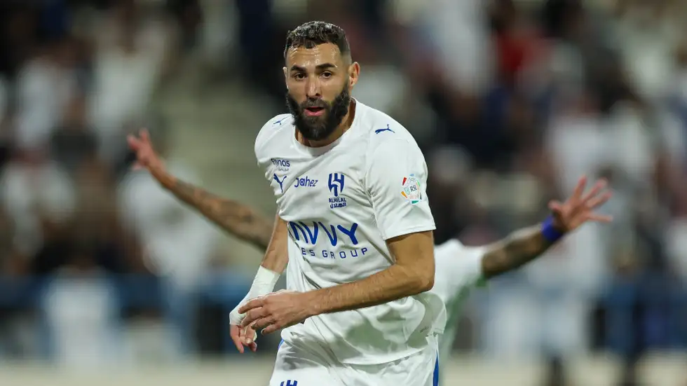 تسريب حصري يكشف عن القيمة الحقيقية لأول راتب استلمه بنزيما مع الهلال وكم دخل لحسابه البنكي؟