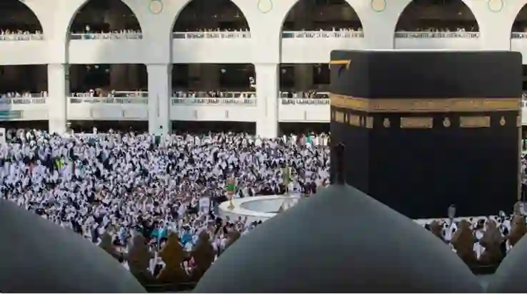 تحذير عاجل من شؤون الحرمين لكل من يؤدون مناسك العمرة خلال الأيام القادمة من رمضان تجنبو هذا الخطأ أثناء الطواف قد يسبب الدهس 