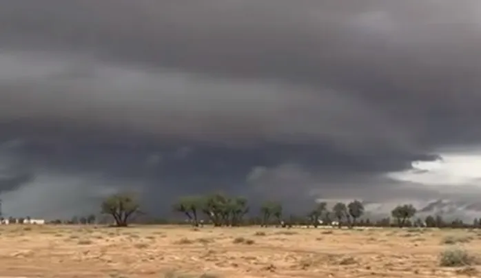 فيديو عجيب لسحابة واحدة فقط وصلت بريدة وافرغت حمولتها من حبات البرد الكبيرة والأمطار الغزيرة خلال دقائق وأكملت رحلتها 