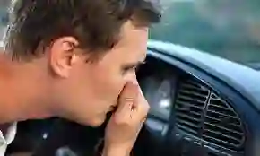 هذه هي أسباب رائحة العادم داخل السيارة وطريقة التخلص منها 