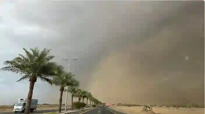 موجة غبار كثيفة تغطي كل شيء في جازان حتى هذا التاريخ 