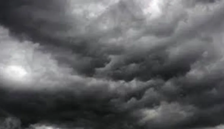 شاهد معالم مكة المكرمة تختفي بسبب الغيوب الكثيف والضباب 