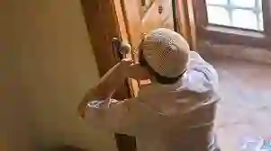 ما حكم عدم وضع المؤذن اصبعيه على أذنيه عند الأذان؟