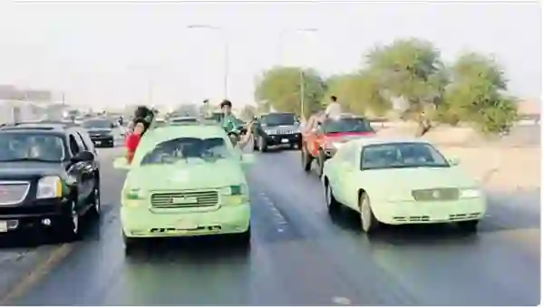 السعودية: وضع العلم في مقدمة واعلى وخلف السيارة يعتبر مخالفة غرامتها 900 ريال وهذه هي الطريقة الوحيدة لاستخدام العلم في السيارة 