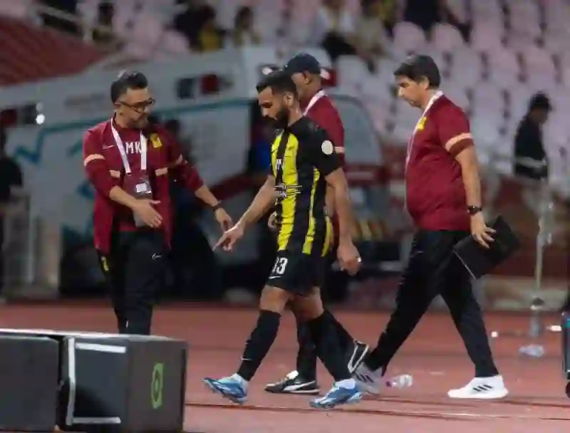 المهنا يفند قرار الحكم بطرد نجم الاتحاد من المباراة أمام الرائد