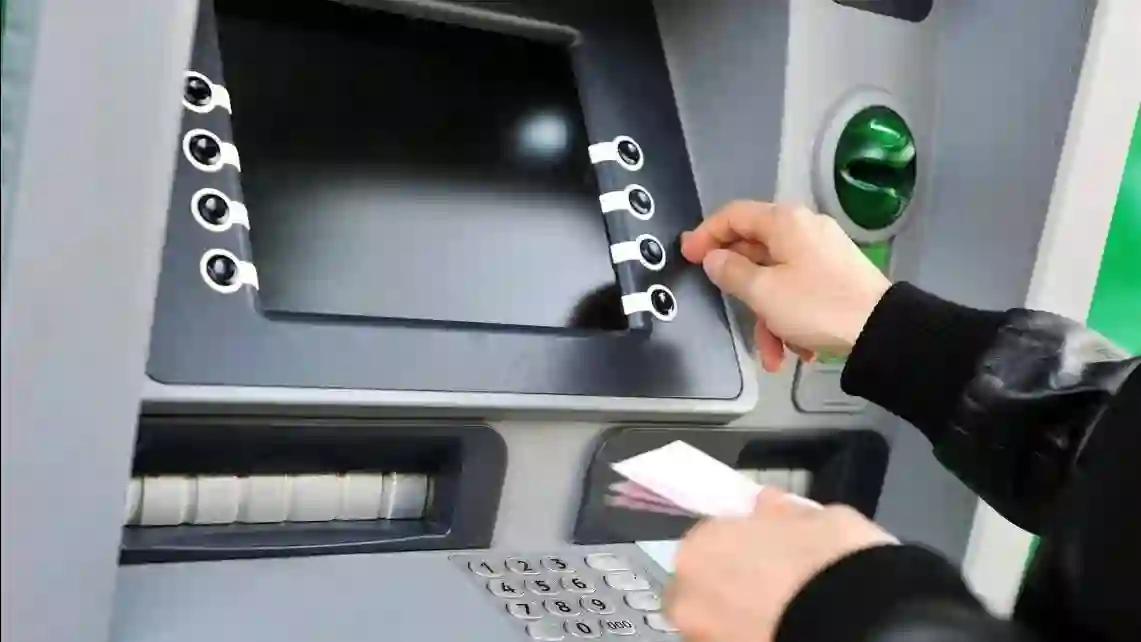 السعودية تعلن حدود السحب النقدي الجديدة للمقيمين من الصرافات الآلية وتحدد حد السحب اليومي بهذه المعايير الخاصة بوظيفة المقيم