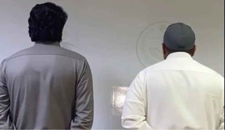 تفاصيل القبض على شخصين في الرياض من هذه الجنسية بعد ظهورهم في مقاطع مشينة على شبكات التواصل 