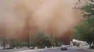 تحذير عاجل من موجة رياح متربة وغبار على الرياض تحد من الرؤية على هذه الطرقات والأرصاد تحدد موعد نهايتها 