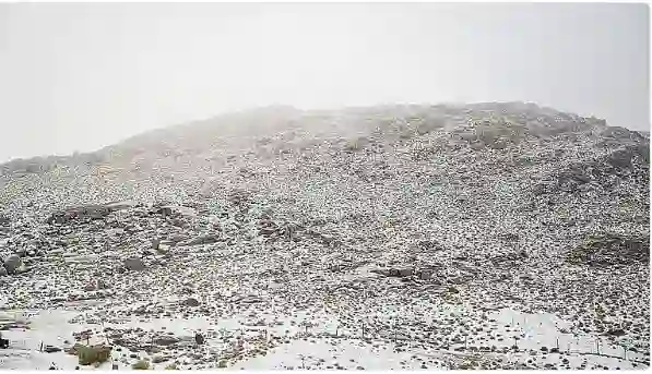 الوطني للأرصاد يعلن بدء تجمد المياه وتساقط الثلوج على 3 مناطق سعودية من فجر اليوم الثلاثاء ويحدد تاريخ نهاية موجة الصقيع في وسط وشمال المملكة 