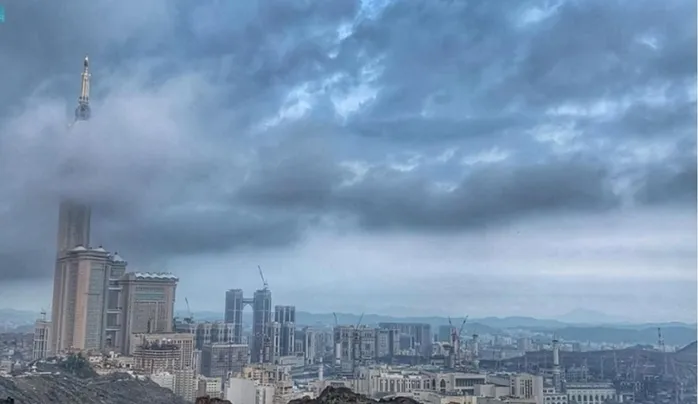 رغم الحر في مكة الأرصاد تحذر من تساقط أمطار وبرد على مكة والمدينة وتحذر من سيول تبدء في هذا الوقت 